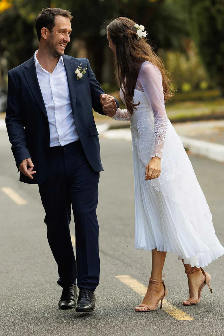 Vestido de novia de manga larga con escote corazón y largo hasta la rodilla